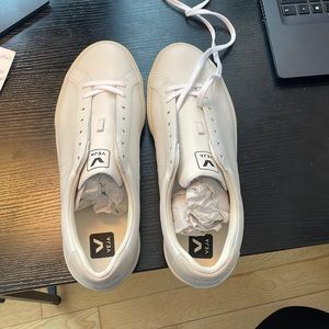 Veja Men’s Esplar Leather Trainers - Extra White